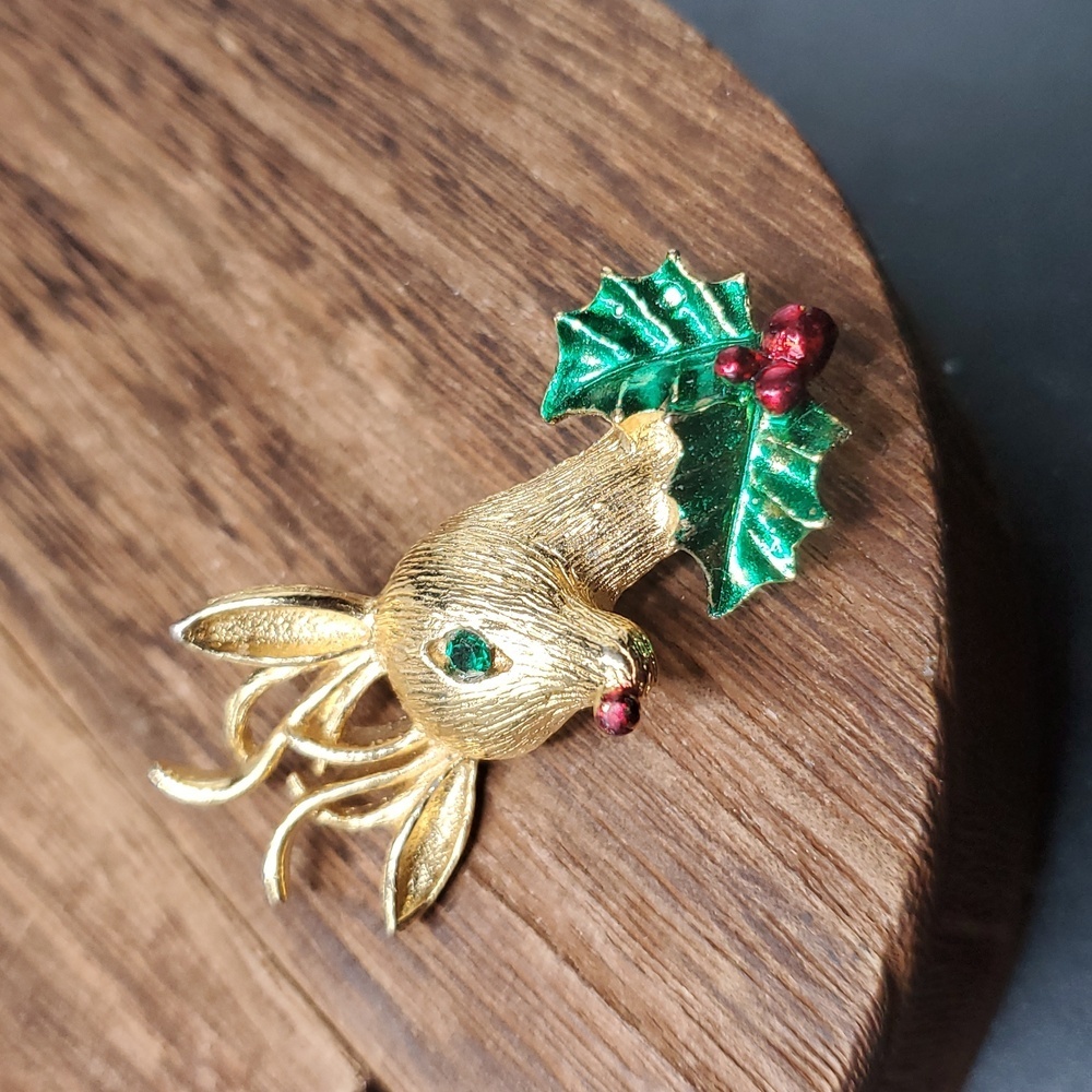 Vintage Gold‎ TONE Reindeer Brooch with Green Holly B828